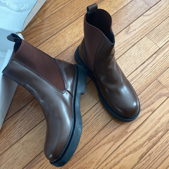 Minimalist Slip On Chelsea Boots - Picture 4 of 5